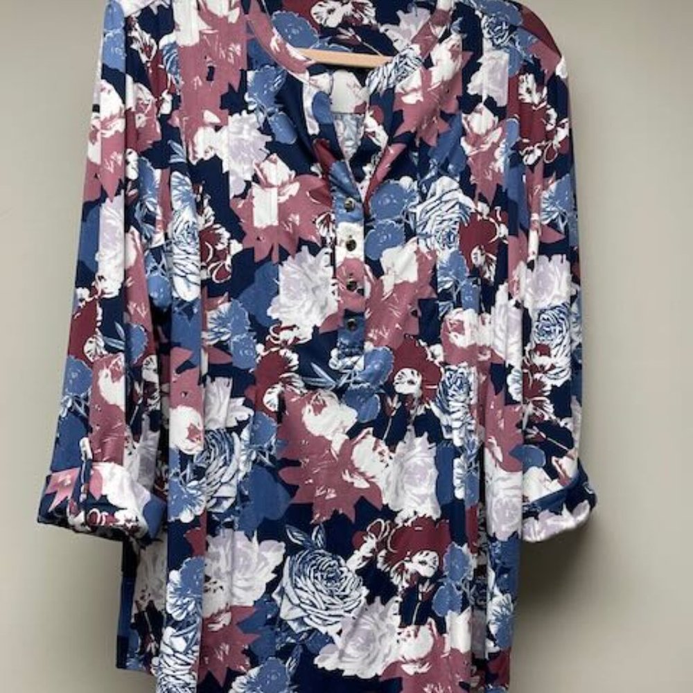 Like new Women's Roz & Ali 2X v-neck, 3/4 sleeve pullover blouse/top.